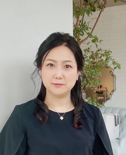 三上彰貴子講師　胸から上の顔写真