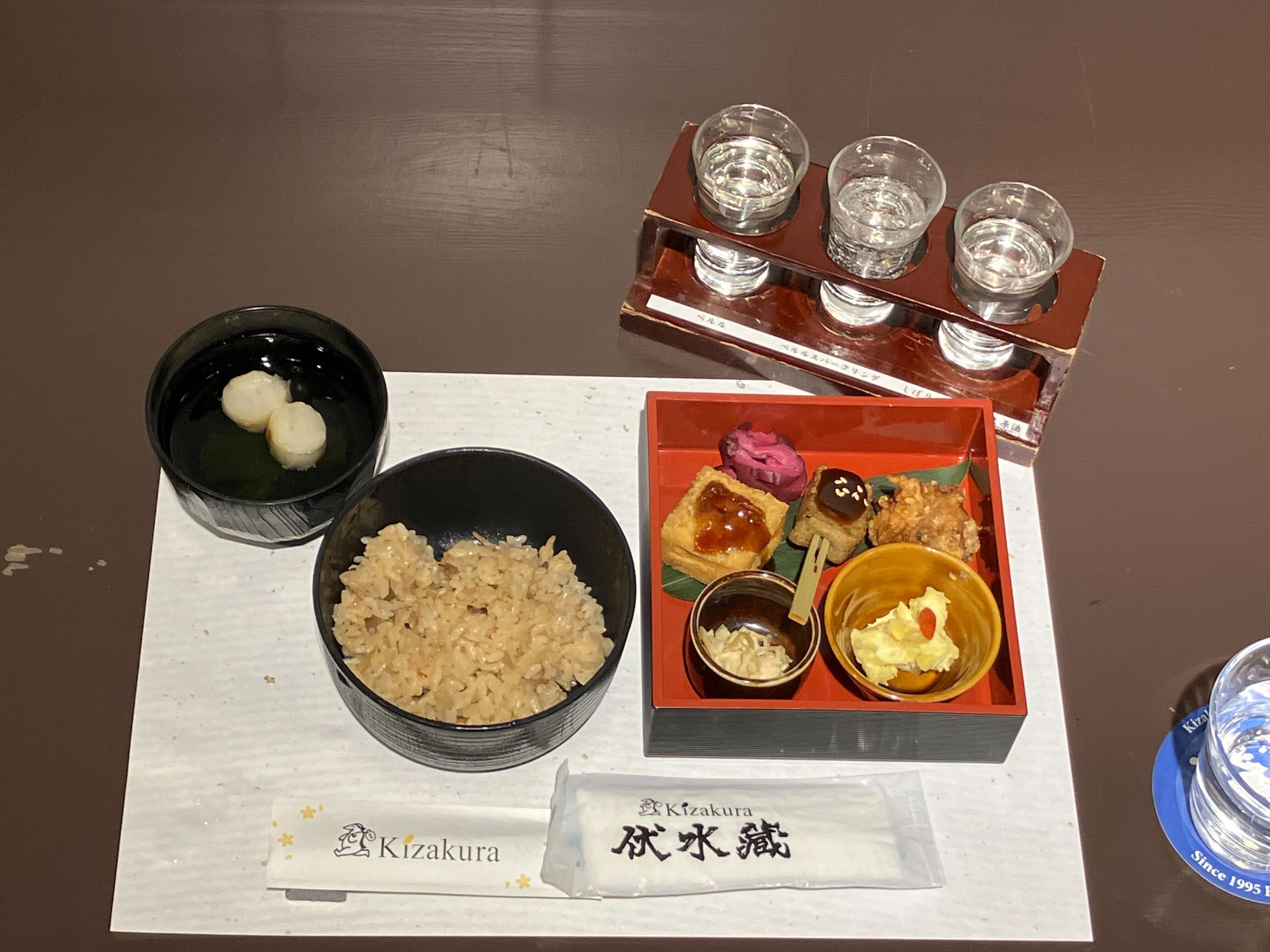 イベント当日の様子。蔵の中に併設されたレストラン会場において、黄桜の担当者による「黄桜 ペルル 特別純米酒」「黄桜 ペルルスパークリング」について商品紹介プレゼンテーションと試飲、イベント限定の特別メニューの試食を体験。メニューと試飲の日本酒の画像。
